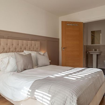 Modern 3 Bedroom House With Parking Бат Екстериор снимка