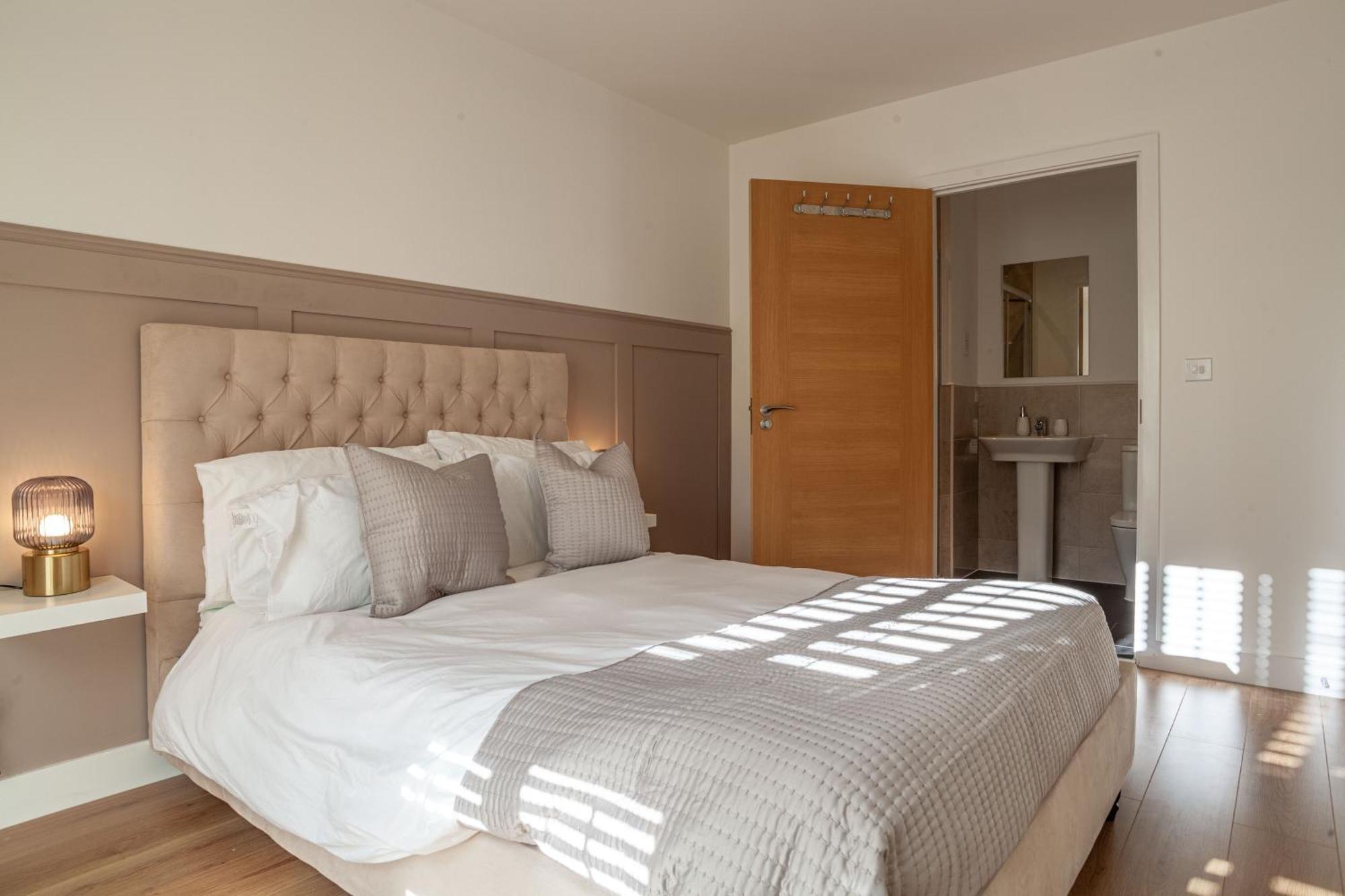 Modern 3 Bedroom House With Parking Бат Екстериор снимка